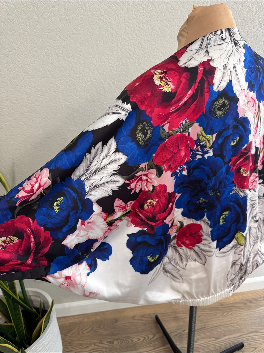 White House Black Market Floral V-Neck Blouse in Blue, Red & White - Picture 4 of 4